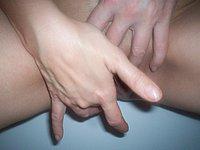 Geile Ehefrau nackt und beim Muschi fingern
