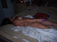 Ehefrau nackt auf dem Bett fotografiert