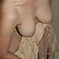Geile Ehefrau nackt im Badezimmer fotografiert