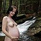 Schwangere nackt im Freien fotografiert