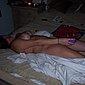Ehefrau nackt auf dem Bett fotografiert